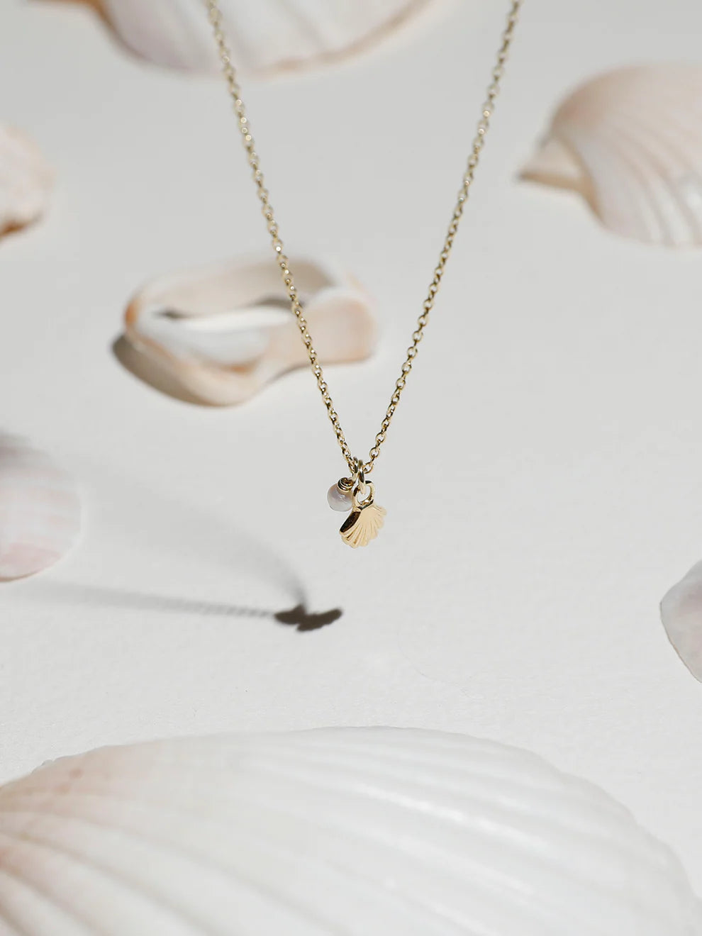 She Shell Necklace with Pearl - Gold