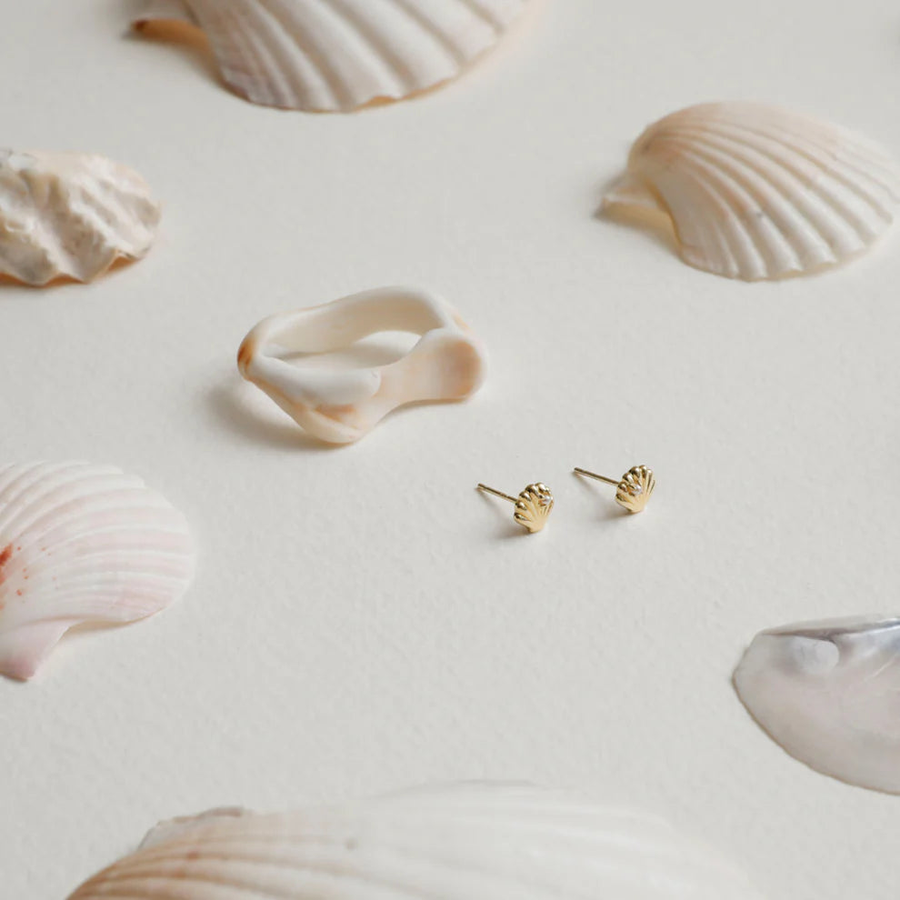 She Shell Studs - Gold